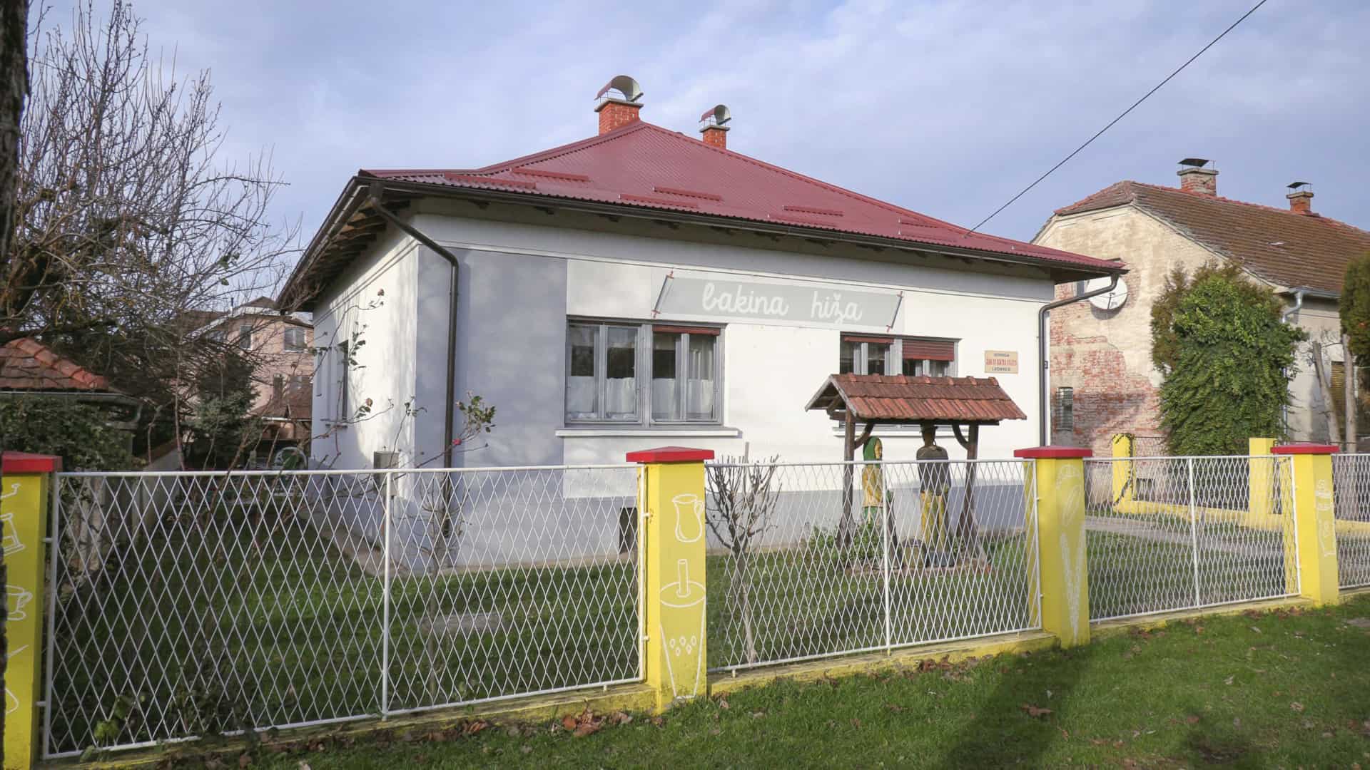 Bakina hiža i dedekov dvor