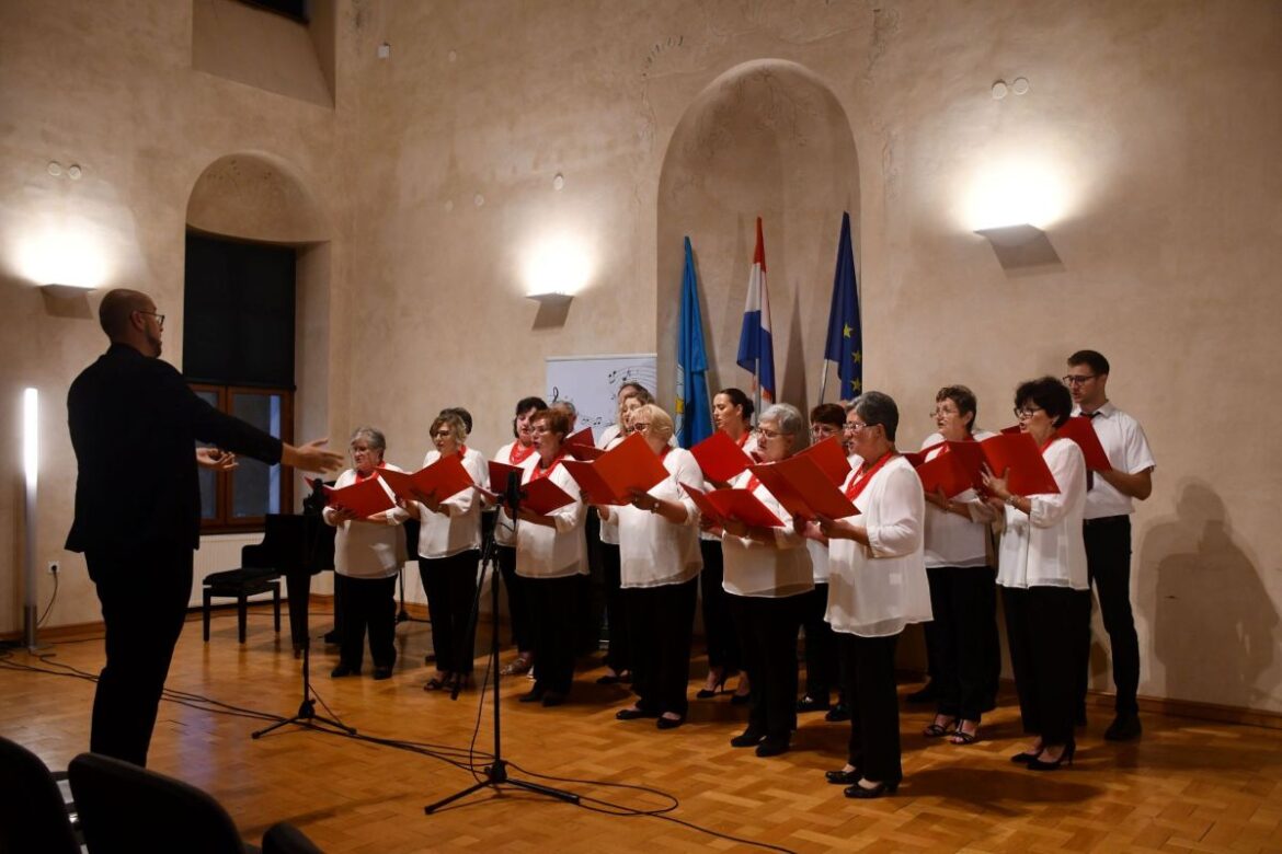 Koncert zbora Podravina povodom Dana Svete nedjelje ispunio dvorac Batthyany