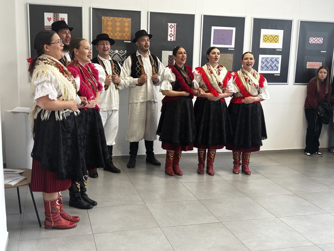 Otvorena izložba „Baština u kolažu“: Učenici kroz umjetnost odali počast tradiciji i 50 godina KUD-a Anka Ošpuh