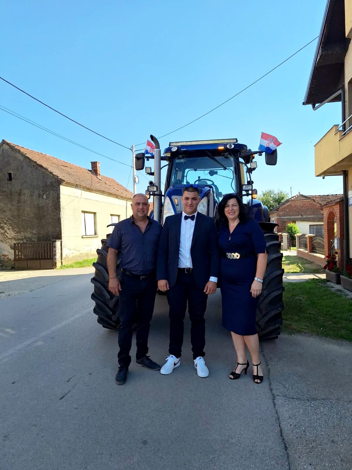 Darijan iz Svetog Petra Ludbreškog na maturalnu večer stigao traktorom – budućnost vidi na obiteljskom gospodarstvu