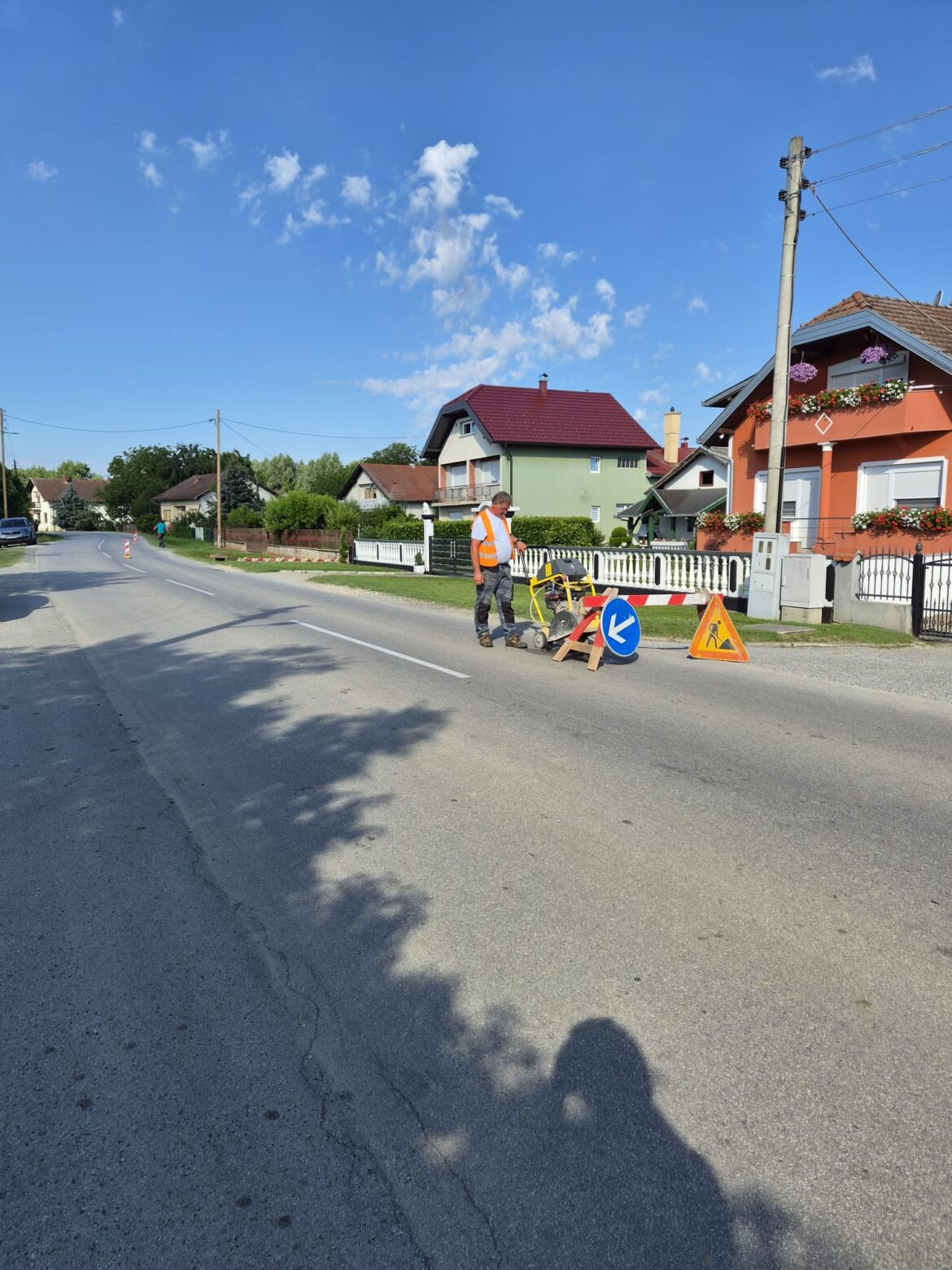 Radovi na dovršetku biciklističke staze u Slokovcu nastavljaju se, a po njihovom završetku staza će se protezati uz županijsku cestu kroz cijelo naselje.