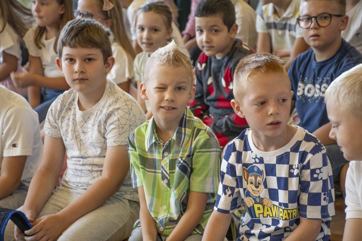 Uz poruke ohrabrenja 85 prvašića krenulo u svoju prvu školsku avanturu