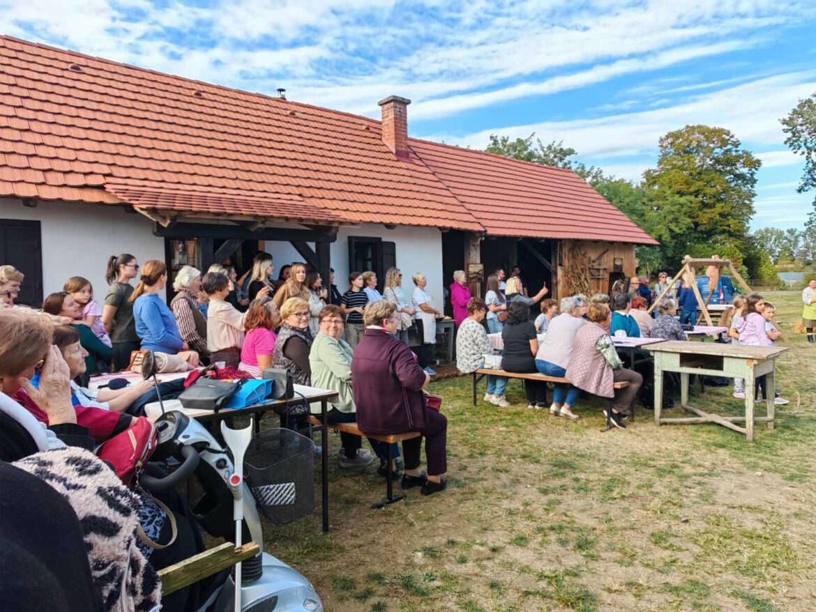 Na bukovečkom gruntu se ružđila kuruza i uživalo u okusima i mirisima domaće hrane